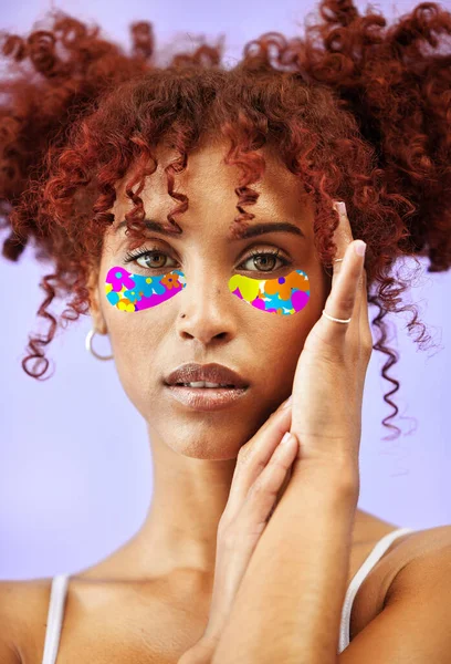 Schoonheid Hologram Portret Van Een Vrouw Met Oogmasker Voor Wellness — Stockfoto