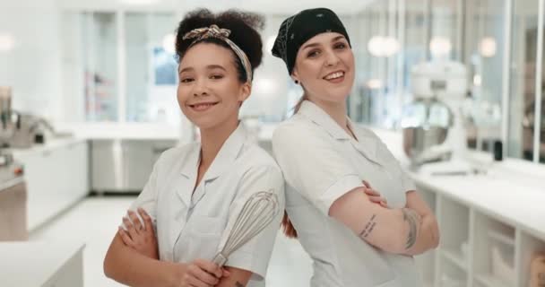 Equipe Chef Mulheres Sorriem Com Braços Cruzados Cozinha Restaurante Para — Vídeo de Stock