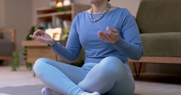 Corpo Yoga Donna Meditazione Con Mani Del Cuore Pace Zen — Video Stock