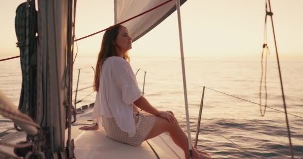 ボートクルーズの平和 女性は 自然の中で海を航行する旅行 または休暇のために アドベンチャー リラックスまたは夏の贅沢のための迷路のヨットで水 人と屋外 — ストック動画
