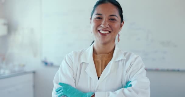Smile Arms Crossed Woman Science Teacher Classroom Education Research Innovation — Stock Video
