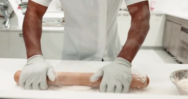 Ręce Wałek Kucharz Ciastem Blacie Kuchennym Restauracji Gotowania Zbliżenie Profesjonalisty — Wideo stockowe