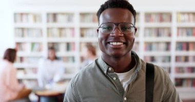 Happy, üniversite ve kütüphane. Kampüste araştırma, çalışma ya da öğrenme için siyahi bir adamın yüzü var. Gülümseme, gelecek ve burslu öğrenci portresi bilgi, kitap ya da üniversite için.
