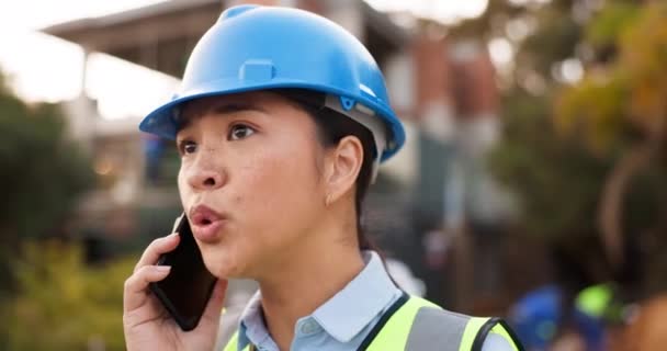 Construção Sério Engenheiro Mulher Chamada Telefone Livre Para Questão Construção — Vídeo de Stock