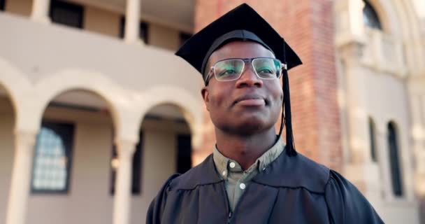 Випускний Чорний Чоловік Думка Про Успіх Досягнення Святкування Заході Коледжу — стокове відео