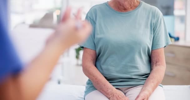Dłonie Artretyzm Starsza Kobieta Porozumieniu Pielęgniarką Ból Stawów Problemy Opieki — Wideo stockowe