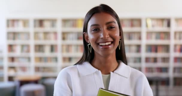 为了教育 学习或学习 在校园里有面向妇女的书籍 研究和图书馆 学院或大学学生的笑脸 前途和奖学金 — 图库视频影像