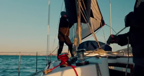 Мужчины Веревка Парус Лодки Океане Энергия Ветра Открытом Воздухе Летом — стоковое видео