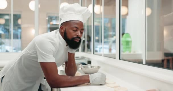 Cansado Burnout Homem Negro Chef Uma Padaria Com Ansiedade Cozinhar — Vídeo de Stock