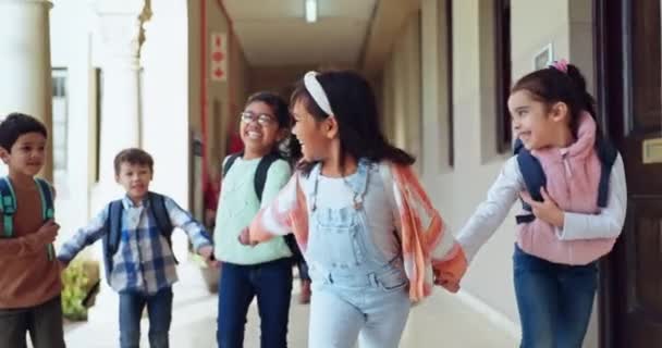 Школа Друзья Дети Бегущие Коридоре Взволнованы Образованием Обучением Уроками Счастливы — стоковое видео