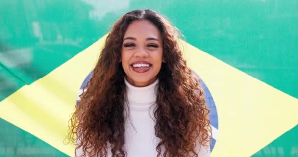 ブラジルとの女性 顔と笑顔 国旗と誇り 若いモデルで幸せと美しさ ポートレートと国籍を誇る愛国的なブラジル市民 自信と前向きさとシンボル — ストック動画