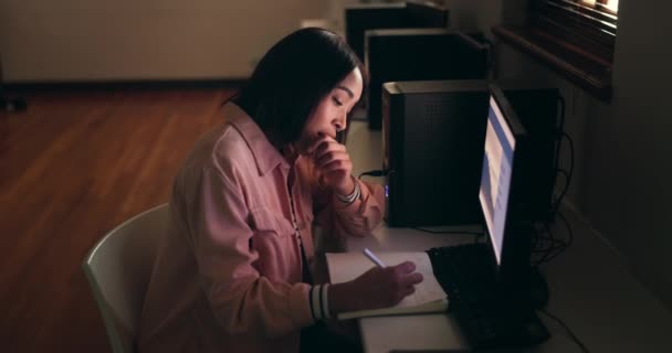 Student Noapte Femeie Căsătorind Obosit Calculator Misiune Planificare Epuizat Persoană — Videoclip de stoc