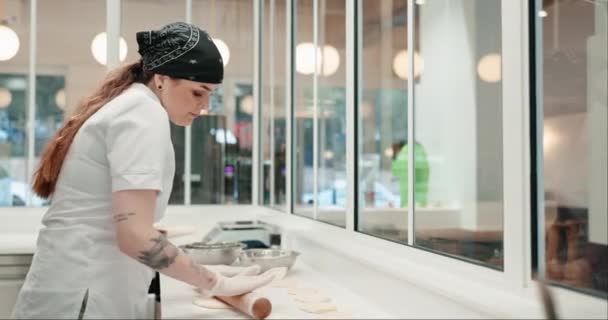 Chef Frau Und Nudelholz Mit Teig Restaurant Oder Bäckerei Küchentisch — Stockvideo