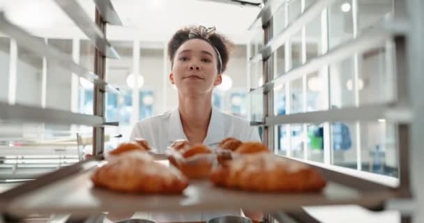 Cocinero Pastelero Restaurante Mujer Cocina Comercial Para Hornear Panadero Profesional — Vídeo de stock