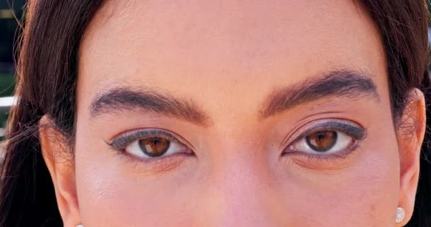 Kosmetika Kvinna Och Närbild Porträtt Ögon Med Optisk Makeup Eller — Stockvideo