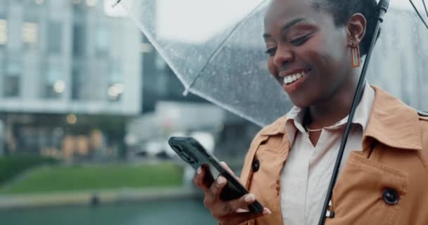 Telefon Makieta Czarna Kobieta Deszczu Mieście Wpisując Mediach Społecznościowych Lub — Wideo stockowe