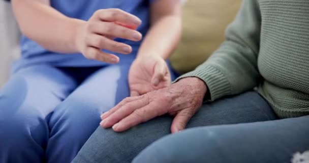Dukungan Harapan Dan Tangan Wanita Senior Dengan Perawat Sofa Untuk — Stok Video