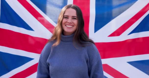 Γυναίκα Πρόσωπο Και Ευτυχισμένη Στο Ηνωμένο Βασίλειο Σημαία Και Υπερηφάνεια — Αρχείο Βίντεο