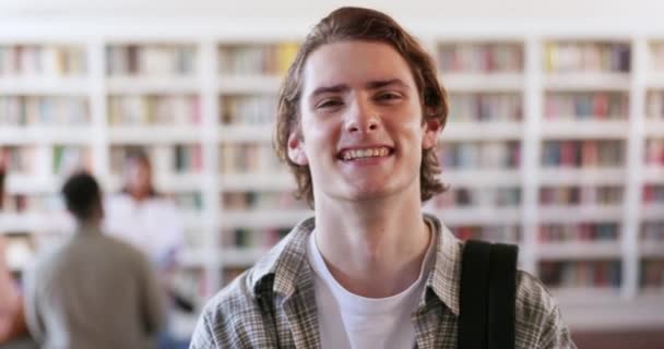 Студент Колледж Библиотека Лицом Человека Кампусе Исследований Изучения Обучения Улыбка — стоковое видео