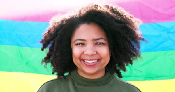 아프리카 자부심과 무지개 깃발과 동성애자 투표에 포용과 미소를위한 초상화에 동성애 — 비디오