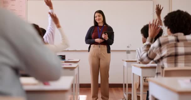 작업을위한 교실에서 남자와 여자와 대학에서 가르침과 말하기 수업에 테스트를 — 비디오
