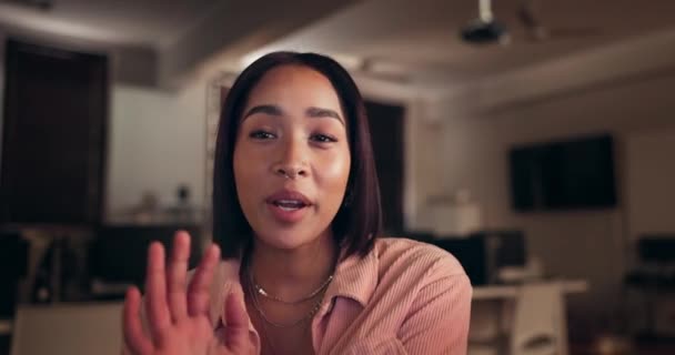 Videollamada Mujer Cara Con Ola Bienvenida Saludo Reunión Virtual Casa — Vídeo de stock