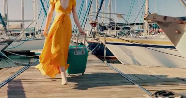 Λιμάνι Γυναίκα Και Περπάτημα Διακοπές Γιοτ Και Ταξίδια Καλοκαιρινές Διακοπές — Αρχείο Βίντεο