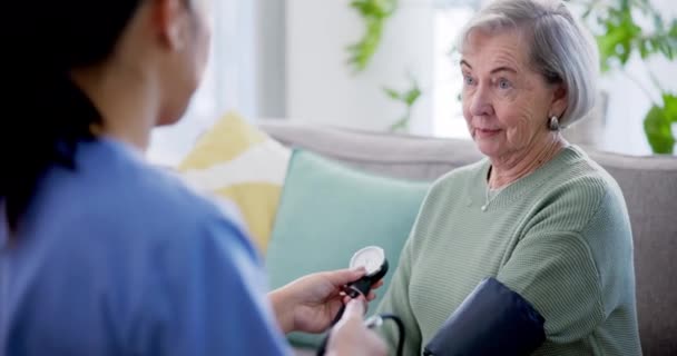 Pressão Arterial Teste Enfermeira Ajudam Mulher Idosa Aposentadoria Com Consulta — Vídeo de Stock