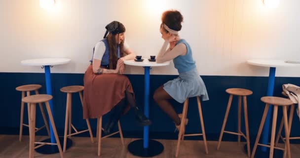 Přátelé Ženy Konverzace Kavárně Šťastní Spřízněni Dívky Úsměv Lidé Mluví — Stock video