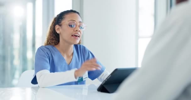 Orvossal Laptoppal Ügyféllel Való Konzultáció Vizsgaeredményekről Kórházi Értékelésről Vagy Egészségügyi — Stock videók