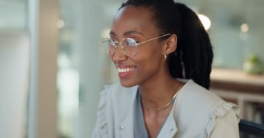 Bilgisayar, kadın veri bilgisi ve e-posta yazısıyla bir ofiste gülümser ve düşünür. Şirket, Afrikalı kadın profesyonel ve makale araştırma ve inceleme planlama için bir web sitesi paylaşımı okuyor.