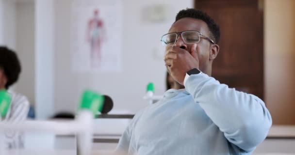 Fáradt Diák Ásítozó Fekete Férfi Egyetemen Osztályteremben Stressz Vagy Lustaság — Stock videók