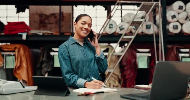 Telefon Warsztat Skórzany Kobieta Rozmawiająca Klientem Porządkująca Książki Słuchająca Smartfon — Wideo stockowe