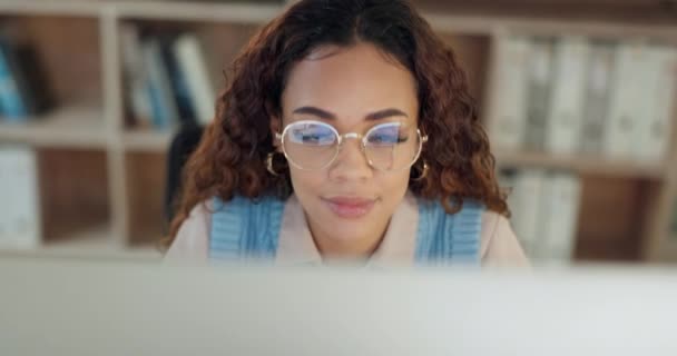 Computer Woman Reading Thinking Office Data Information Email Writing Company — Stock Video