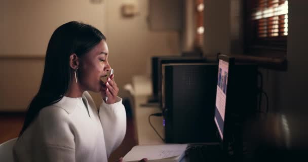 Negócios Noite Mulher Com Prazo Cansado Computador Com Workaholic Planejamento — Vídeo de Stock