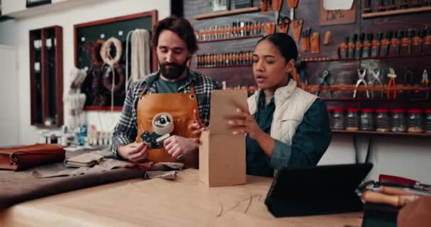 Förpackning Läder Och Människor Stänger Låda Butik För Export Tillverkning — Stockvideo