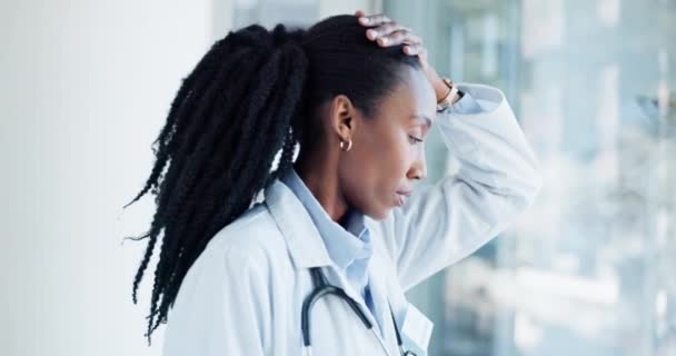 黑人妇女 医生和因头痛 沮丧和因在医院精疲力尽而产生的压力 外科医生厌倦了 失败了 错误了 很伤心 很生气 在想健康危机 也很后悔 — 图库视频影像