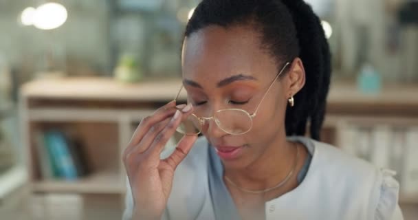 Stresskopfschmerz Brille Und Schwarze Frau Büro Erschöpft Von Der Müdigkeit — Stockvideo