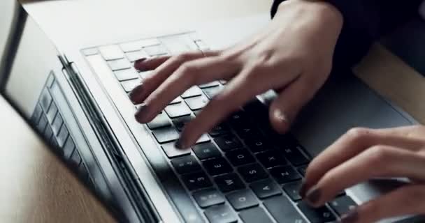 Χέρια Πρόσωπο Και Πληκτρολόγηση Φορητό Υπολογιστή Mail Και Την Ιστοσελίδα — Αρχείο Βίντεο