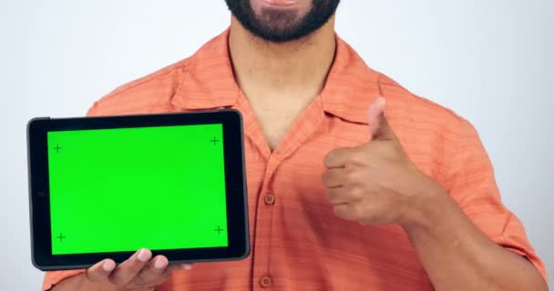 平板电脑 绿色屏幕和男性大拇指向上 成功的社交媒体订阅或营销工作室 拥有数字技术和像情志 跟踪标记和白色背景的人 — 图库视频影像