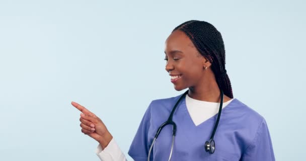 Glad Svart Kvinna Läkare Och Peka Med Tummen Upp Framgång — Stockvideo