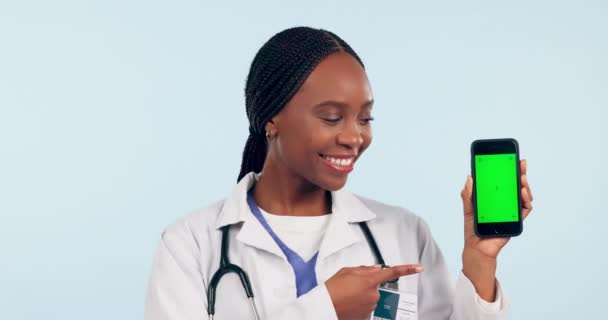 Mujer Negra Médico Teléfono Con Maqueta Pantalla Verde Para Publicidad — Vídeos de Stock