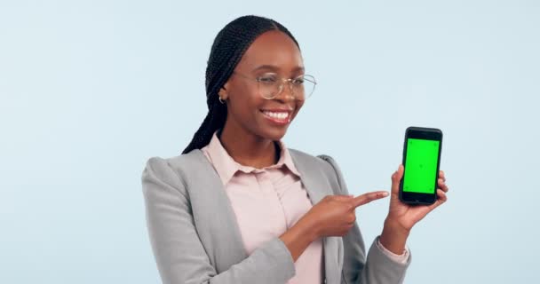 快乐的黑人女性 手机和绿色屏幕 大拇指向上在工作室的背景下被认可 具有类似情调 有标志或适合智能手机的非洲女性个人或企业员工的肖像 — 图库视频影像