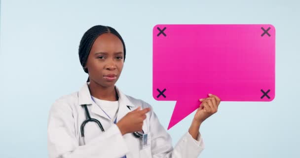 黒人女性 スピーチバブルは スタジオの背景に対する悪いレビューのために親指を下げます アフリカ人女性の肖像画 モックアップの否定的なフィードバックで医療または医療専門家 — ストック動画