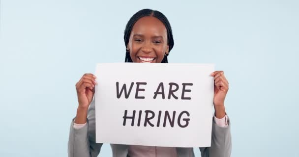 快乐的黑人妇女 广告牌和招聘标志的机会或招聘的工作室背景 带有公司成长或工作海报的非洲女性个人 企业或雇主的画像 — 图库视频影像