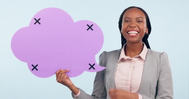 快乐的黑人女性 语言泡沫和大拇指在商业广告与工作室背景 具有体形的非洲女性的肖像 如在评论 反馈或模仿中的情感符号或是的符号 — 图库视频影像