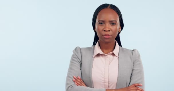 Forretning Krydsede Arme Ansigt Alvorlig Sort Kvinde Studiet Karrieremuligheder Job – Stock-video