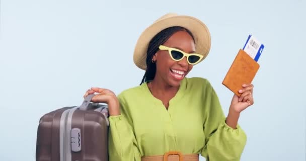 Femme Heureuse Passeport Réussi Valise Pour Les Occasions Voyage Vacances — Video