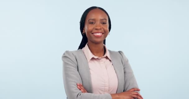 Business Verschränkte Arme Und Das Gesicht Einer Schwarzen Frau Studio — Stockvideo