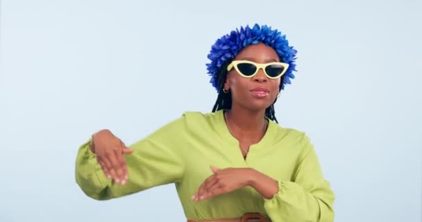 Fiesta Baile Vacaciones Con Mujer Negra Gafas Sol Estudio Para — Vídeos de Stock